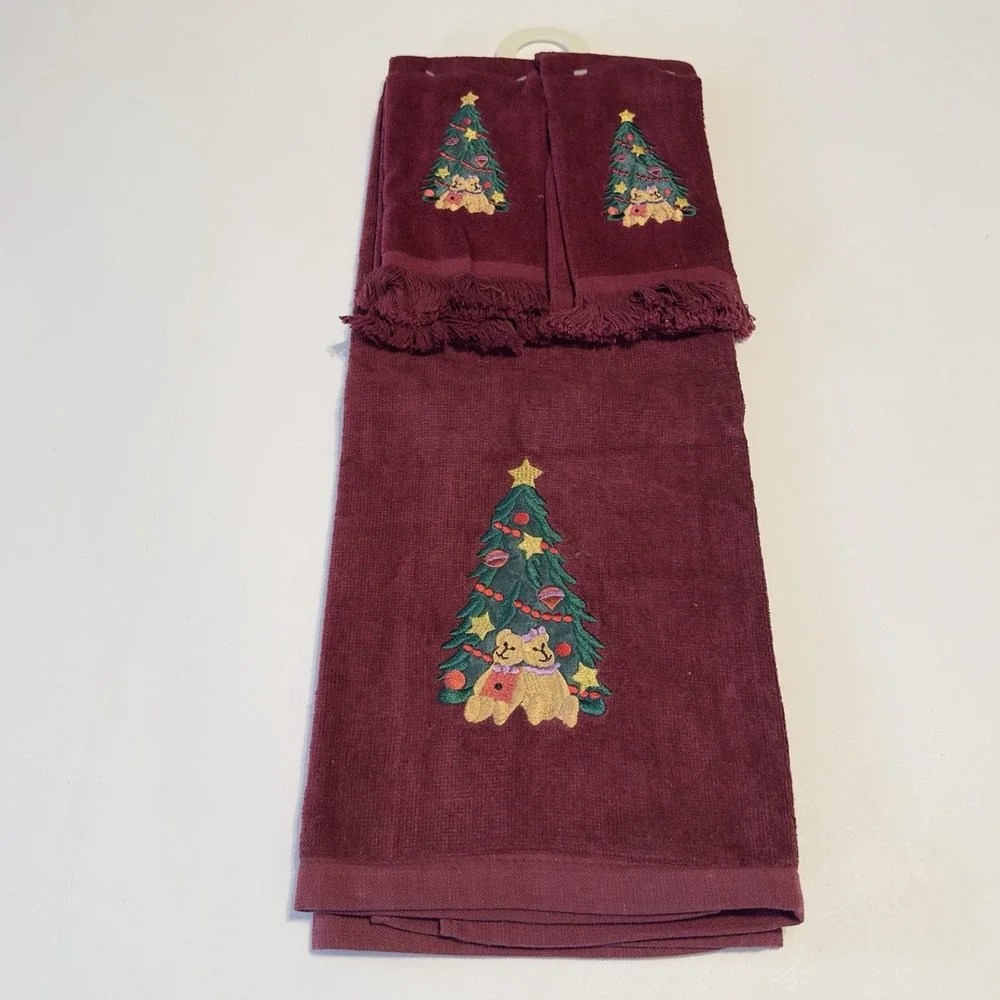 Saturday Knight Vtg Tree Bears Christmas Maroon Bath Hand Face Towel Set NOS NEW